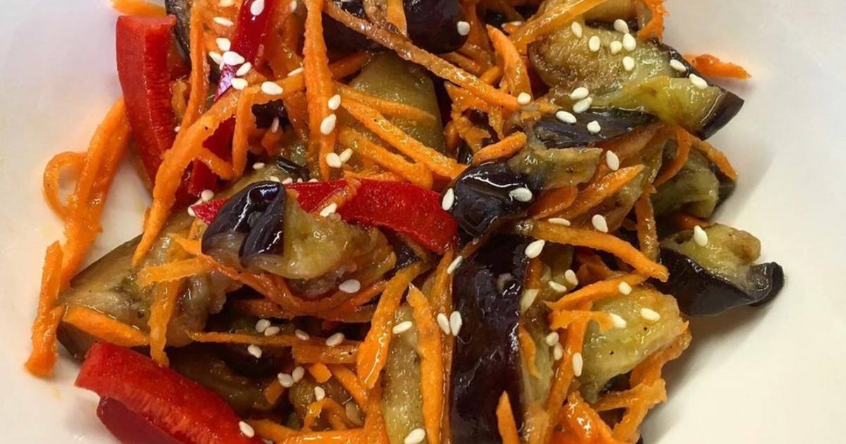 Вкусный салат с баклажанами на праздничный стол. Салат с жареными баклажанами. Простой рецепт салата из баклажанов на стол. Салат из жареных баклажанов. Салат с жареными баклажанами.