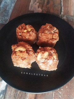 ગુંદર પાક (Gundar Pak recipe in Gujarati) રેસીપી મુખ્ય ફોટો