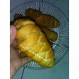 Roti isi pisang (bentuk roti kepang dan bentuk bunga)