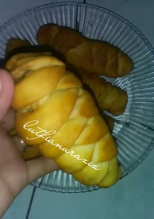 Foto resep Roti isi pisang (bentuk roti kepang dan bentuk bunga)