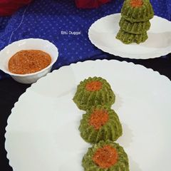 A picture of Oats & Spinach Idli and Tomato Chutney.