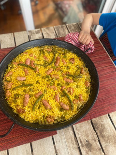 Una foto de Arroz con salchichas y espárragos trigueros