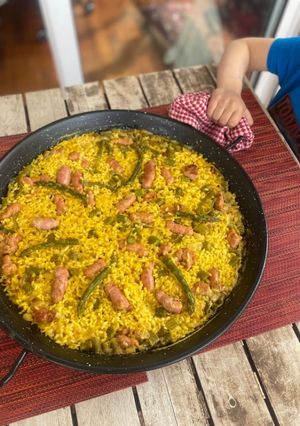 Una foto de Arroz con salchichas y espárragos trigueros