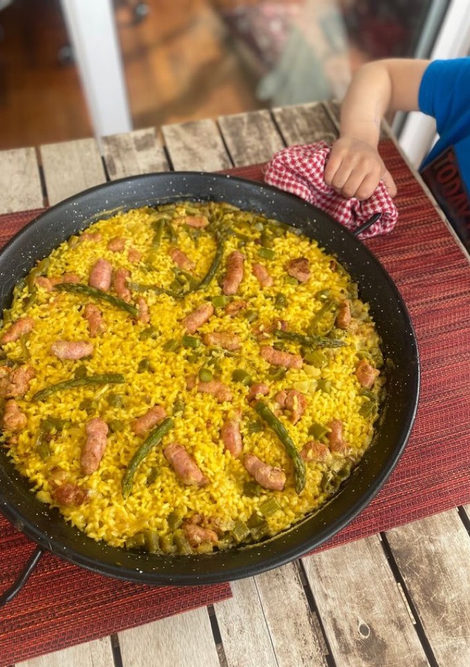 Una foto de Arroz con salchichas y espárragos trigueros