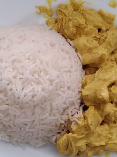 Una foto de Arroz basmati con pollo al curry ultra rápido