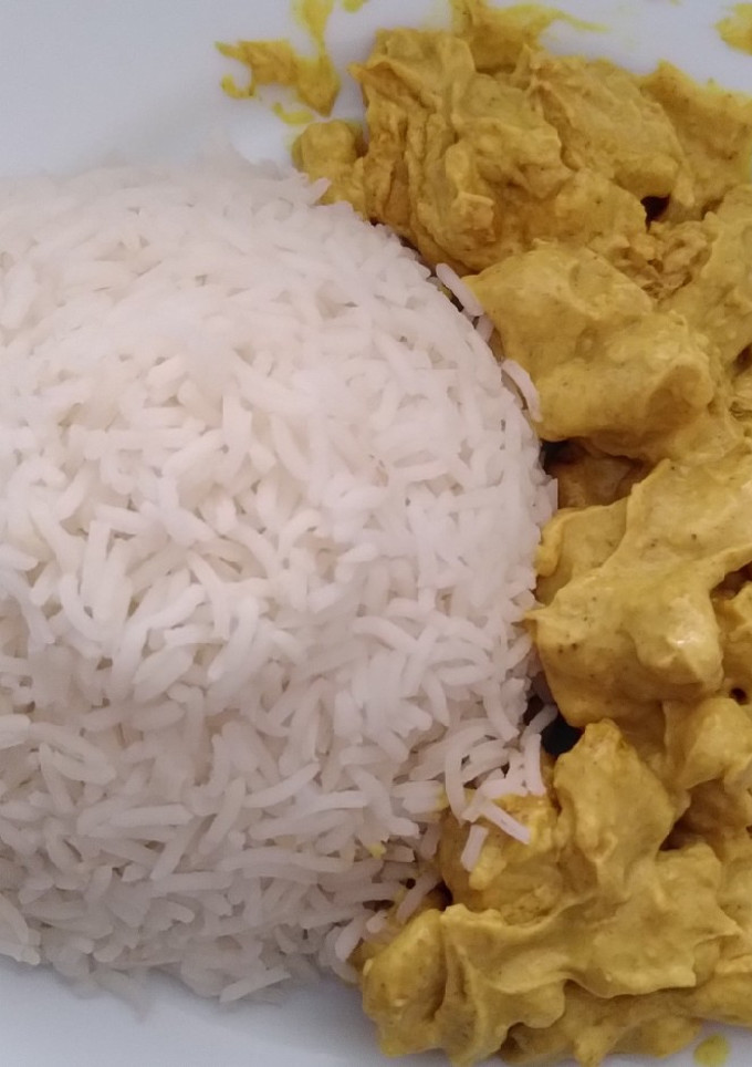 Una foto de Arroz basmati con pollo al curry ultra rápido