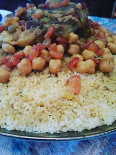 Una foto de Cuscús con carne y tfaya (pasas y cebolla caramelizada)
