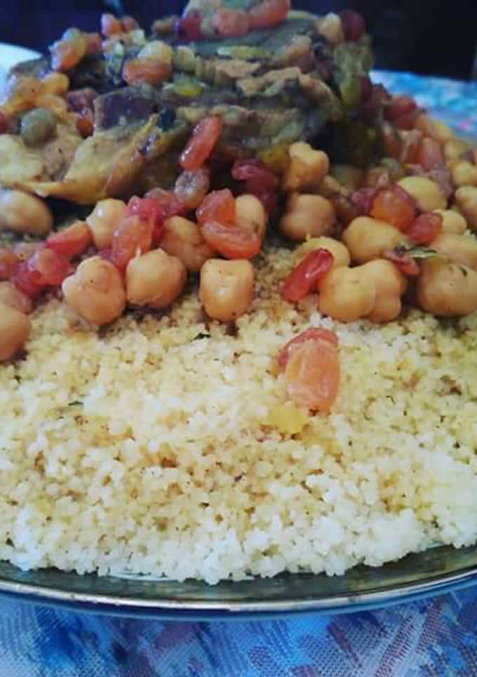 Una foto de Cuscús con carne y tfaya (pasas y cebolla caramelizada)