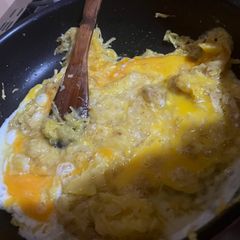 A picture of Lebanese Potato and eggs (batata wa bayd).