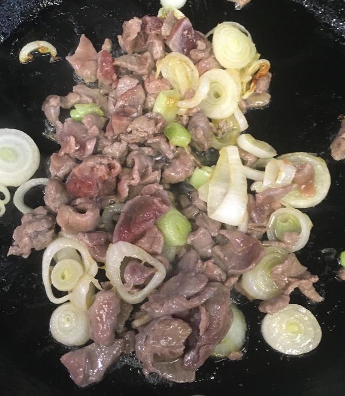 Una foto de Burritos de carne y cebolla