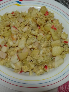 Una foto de Revuelto de merluza y patatas al horno