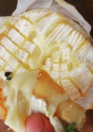 Une photo de Camembert rôti au four