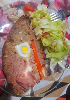 Una foto de Pan de carne acompañado con ensalada!🍅🥬