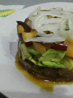 Una foto de Tartar de atún rojo y aguacate