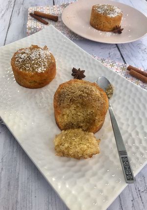 Une photo de Basboussa ou besboussa / gâteau de semoule au sirop