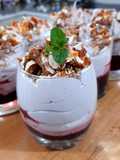 Turrón de vino tinto en salsa de frutos rojos