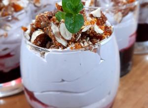 Una foto de Turrón de vino tinto en salsa de frutos rojos