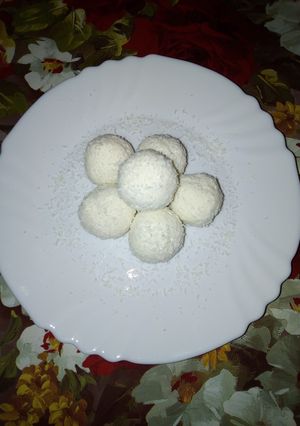 Szénhidrát csökkentett kókuszgolyó recept fotója