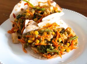 Una foto de Taquitos de pollo y verduras