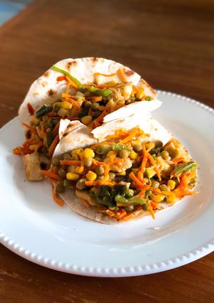 Una foto de Taquitos de pollo y verduras
