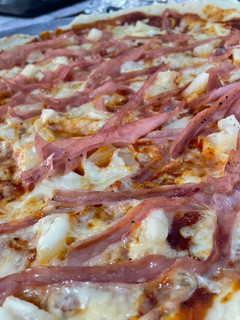 Una foto de Pizza con salsa de tomate a la G