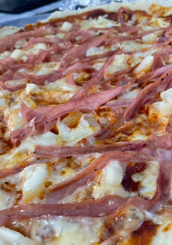 Una foto de Pizza con salsa de tomate a la G