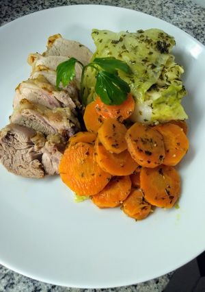 Una foto de Solomillo de Cerdo con zanahorias y repollo glacé