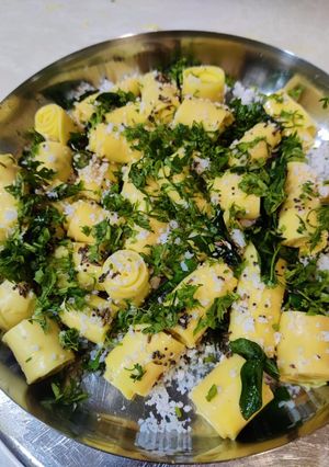 A picture of Khandvi.