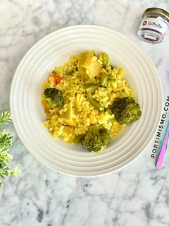 Una foto de Paella Vegana con proteína como la de la Abuela