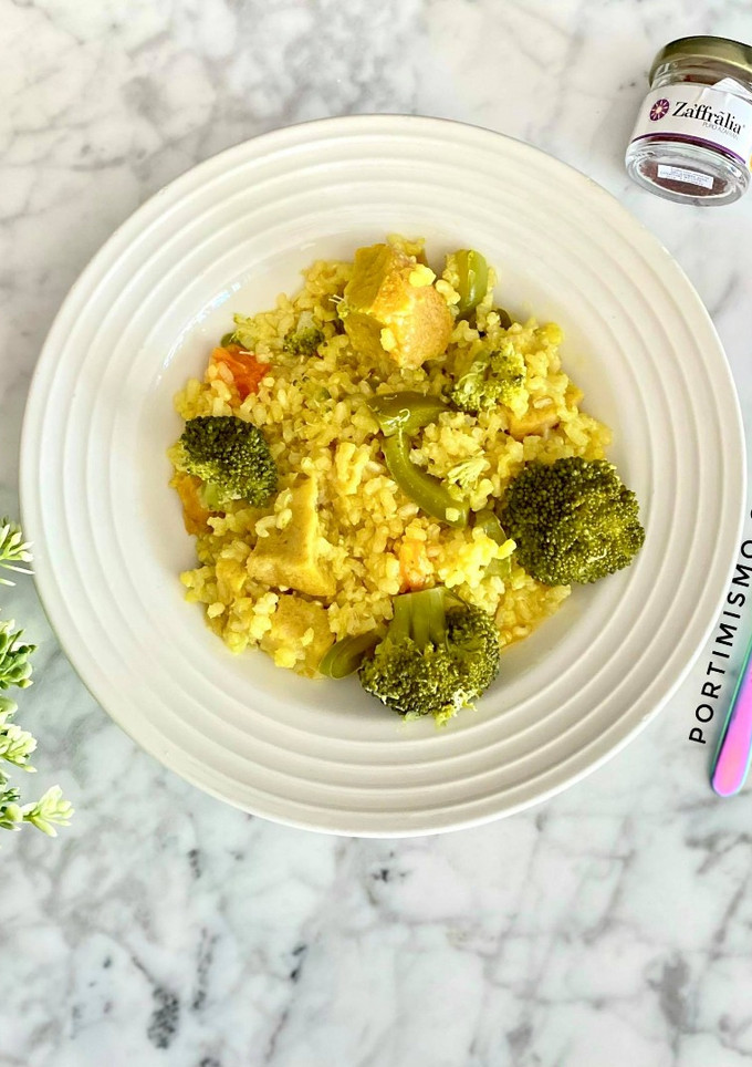 Una foto de Paella Vegana con proteína como la de la Abuela