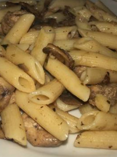 Una foto de Macarrones con pechuga y champiñones