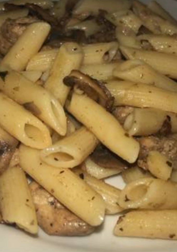 Una foto de Macarrones con pechuga y champiñones