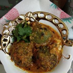 A picture of Palak kofta curry.