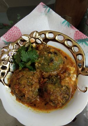 A picture of Palak kofta curry.