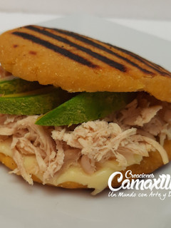 Una foto de Arepa de plátano maduro rellena