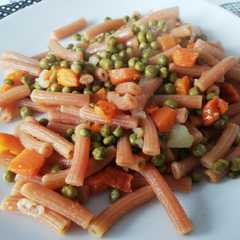 Foto di Pasta di lenticchie rosse Piselli, carote e patata
