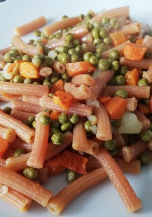 Foto di Pasta di lenticchie rosse Piselli, carote e patata
