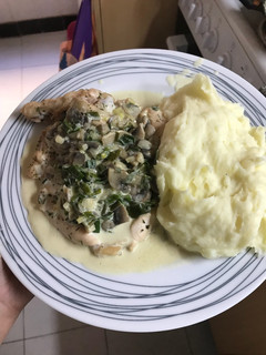 Una foto de Pollo al horno con crema de champiñones y puré