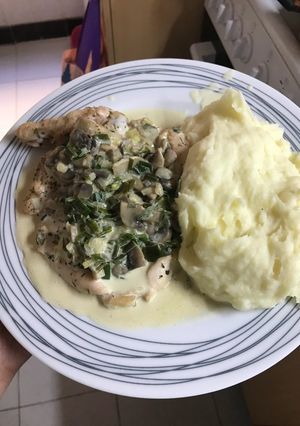 Una foto de Pollo al horno con crema de champiñones y puré