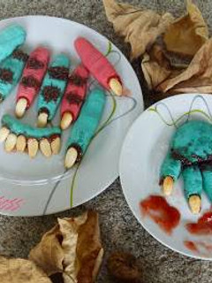 Una foto de Dedos, manos y dentadura de brujas