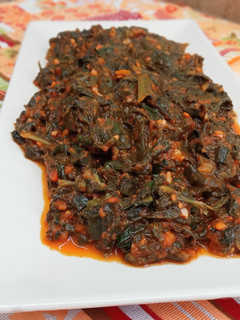 Una foto de Espinacas en salsa de tomate #para guarnición #apta para veganos