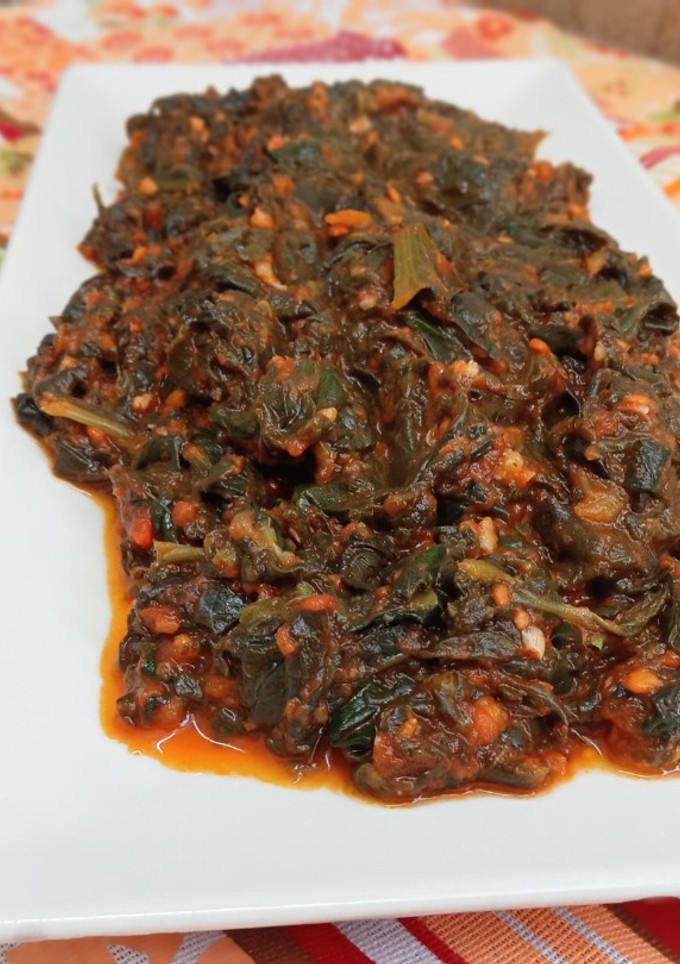 Una foto de Espinacas en salsa de tomate #para guarnición #apta para veganos
