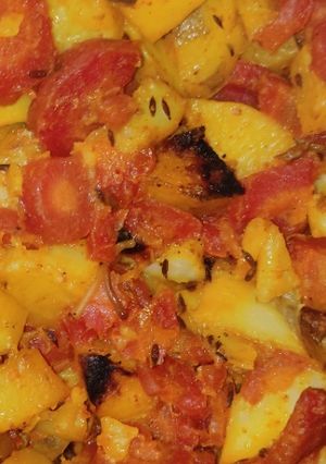 आलू गाजर (Aloo Gajar recipe in hindi) रेसिपी मुख्य फोटो