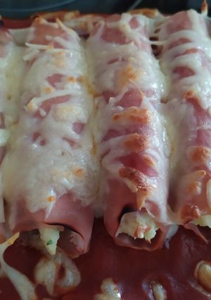 Una foto de Canelones rápidos de jamón y puré de patatas