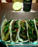 Fajitas de carne, vegetales, jalapeño picante, cilantro limón y algunas cositas más 