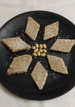 A picture of Til peanut sukhdi.