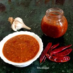 A picture of Schezwan Chutney.