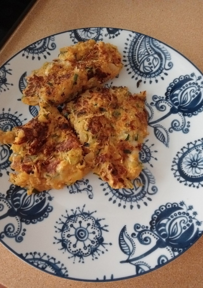 Una foto de Tortitas de patata, calabacín y cebolla