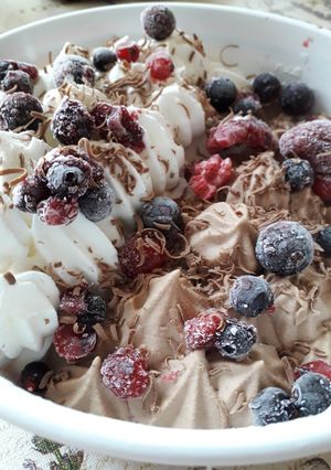 Vanílíás és tejcsokoládés fagylalt, zúzmarás erdei gyümölcsökkel recept fotója
