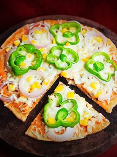 नो यीस्ट पिझ्झा (no yeast pizza recipe in marathi) रेसिपी चे मुख्य फोटो